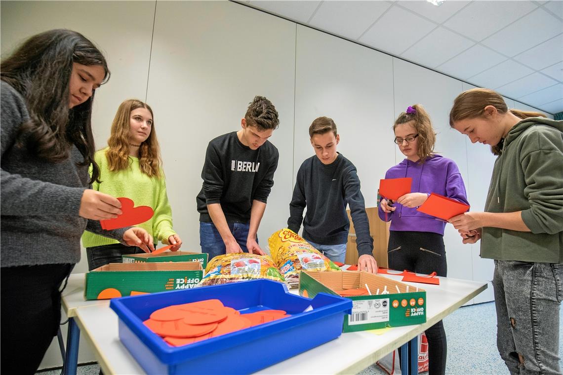 1600 Herzen und Lollis für die Schüler Hunderte Lollis und Botschaften per Herz: Die Lollitruppe der Schickhardt-Realschule Backnang bei der Vorbereitung ihrer Valentinstagsaktion. Foto: A. Becher