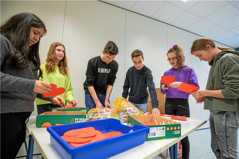 Hunderte Lollis und Botschaften per Herz: Die Lollitruppe der Schickhardt-Realschule Backnang bei der Vorbereitung ihrer Valentinstagsaktion. Foto: A. Becher