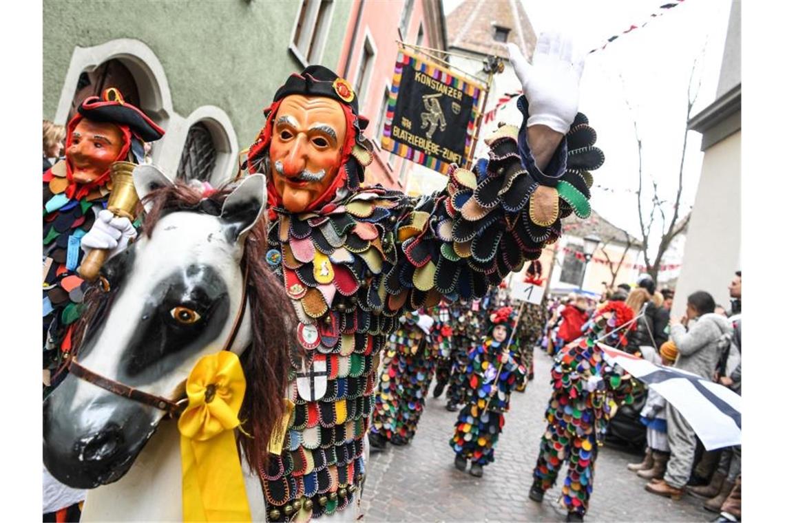Hunderte Maskenträger ziehen beim großen Narrensprung durch die Innenstadt von Konstanz. Foto: Felix Kästle/dpa