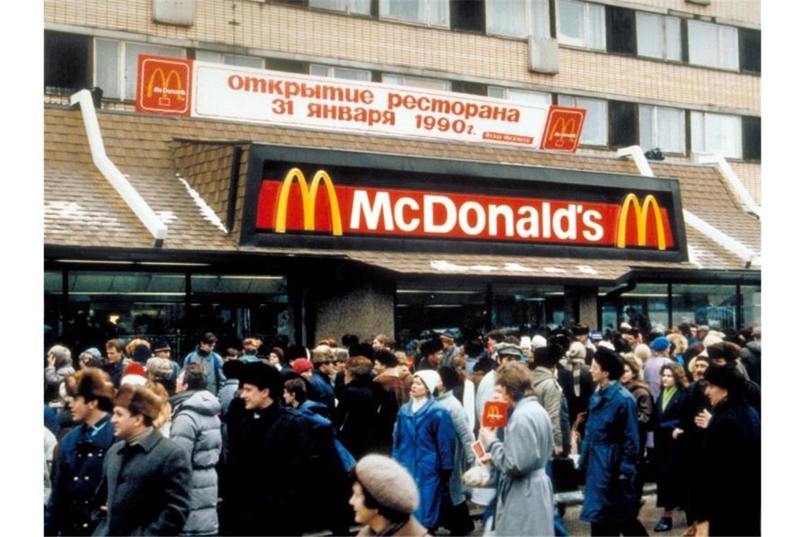 Hunderte Menschen drängen sich vor der Eröffnung der ersten McDonald's-Filiale nahe des Roten Platzes. Foto: McDonalds Russland/dpa
