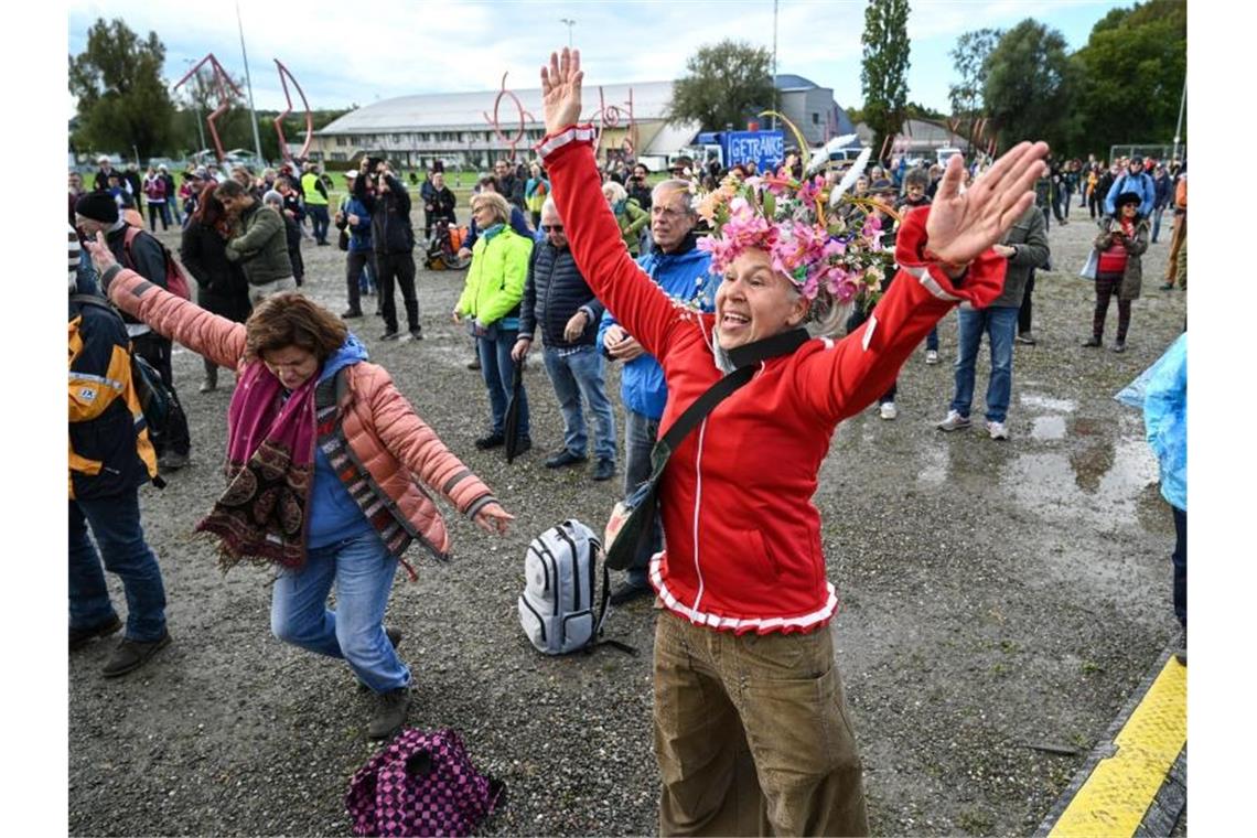 Für und gegen Corona-Politik: Demo-Wochenende am Bodensee Hunderte Menschen feiern am Ufer des Bodensees einen Gottesdienst. Foto: Felix Kästle/dpa