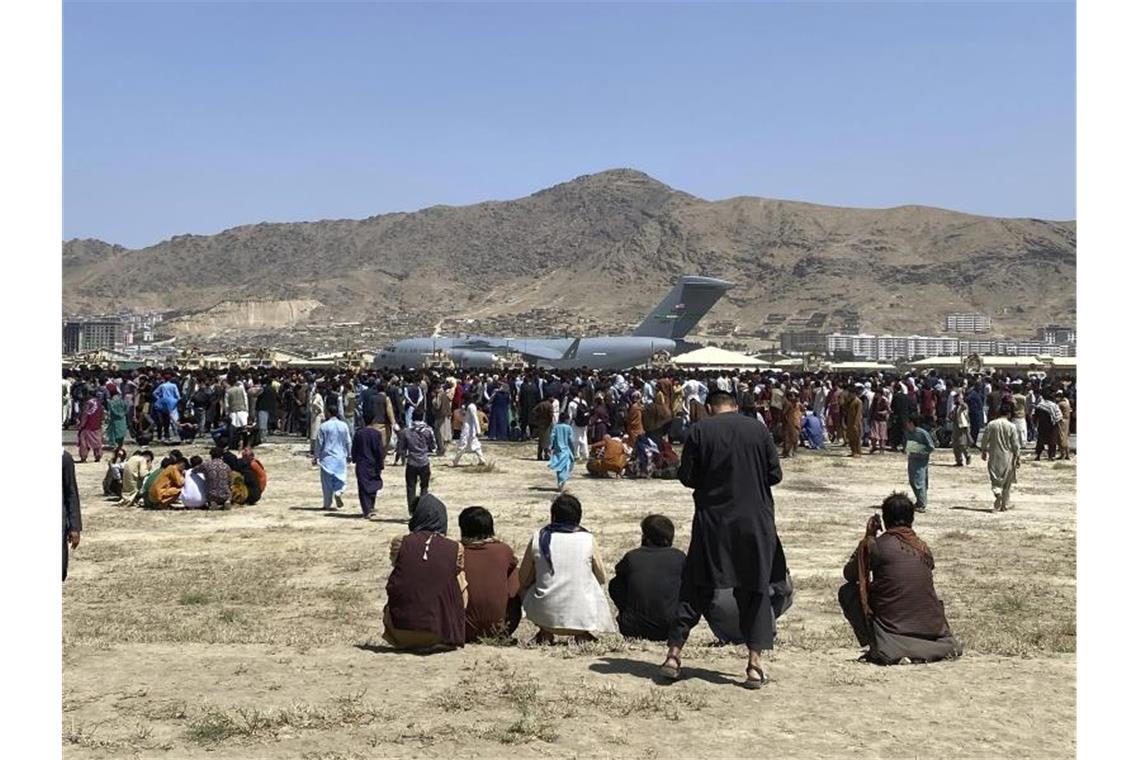 Chaos rund um Kabuler Flughafen - „Dramatische Szenen“ Hunderte Menschen haben sich auf dem Gelände des internationalen Flughafens in Kabul versammelt. Foto: -/AP/dpa