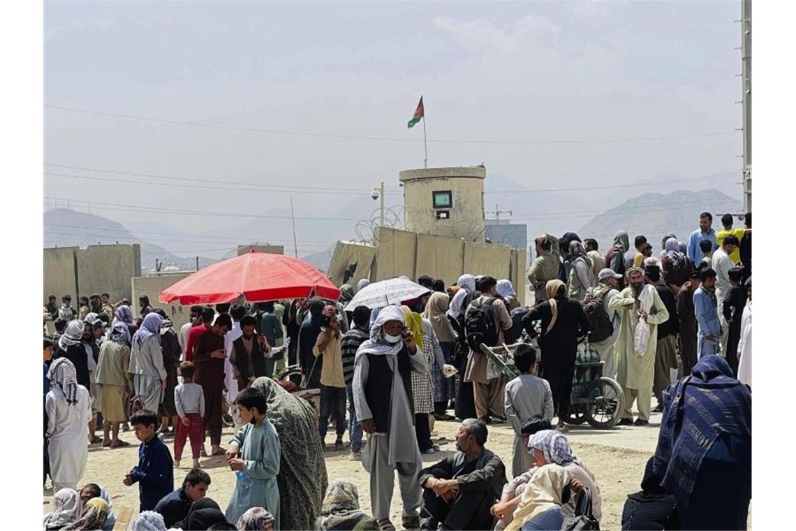 Hunderte Menschen haben sich in Kabul vor dem internationalen Flughafen versammelt. Foto: -/AP/dpa