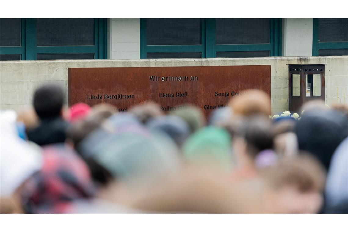 "Liebe siegt über den Tod" - Gedenken an Germanwings-Absturz Hunderte Menschen kamen in Haltern an der Gedenkstelle auf dem Schulhof zusammen.