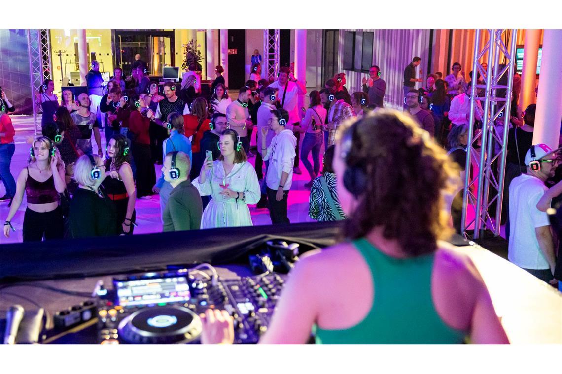 Silent Party: Landtag wird für sechs Stunden zum Club Hunderte Partygäste haben in Niedersachsens Landtag gefeiert.