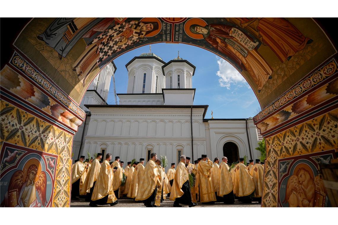 Hunderte Priester und Gläubige versammeln sich nach einer Palmsonntagswallfahrt in Bukarest. Gemeinsam ziehen sie am Palmsonntag des orthodoxen Kalenders durch die rumänische Hauptstadt.