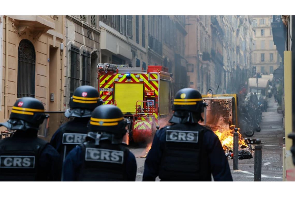 Hunderte Schüler und Studenten stellen sich in Marseille der Polizei entgegen.