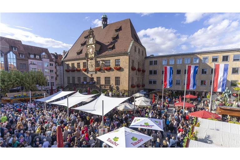Hunderte singen vor dem Heilbronner Rathaus „Kein schöner Land“.