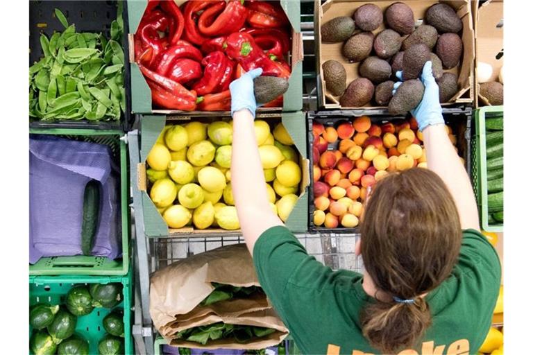 Hunderte solcher Kisten mit Bio-Produkten verschickt der Bio-Lieferant „Gemüsekiste“ regelmäßig an seine Kunden in der Region Hannover und Umgebung. Foto: Julian Stratenschulte/dpa