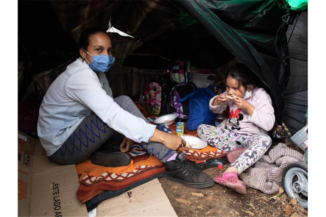 Hunderte Venezolaner hausen inmitten der Corona-Pandemie in einem Camp vor dem Busterminal im Norden der kolumbianischen Hauptstadt. Foto: Keoma Zec/Zuma Press/dpa
