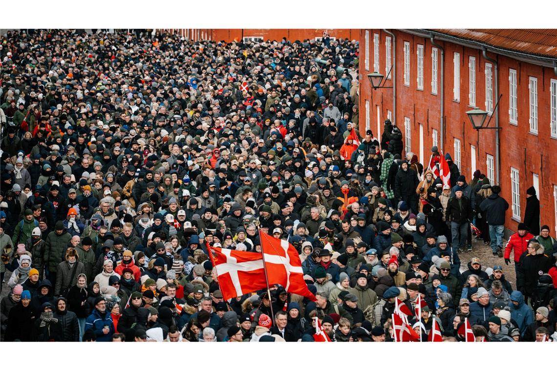Hunderte von dänischen Veteranen, von denen viele an der Seite von US-Truppen gekämpft haben, demonstrieren in Dänemark.
