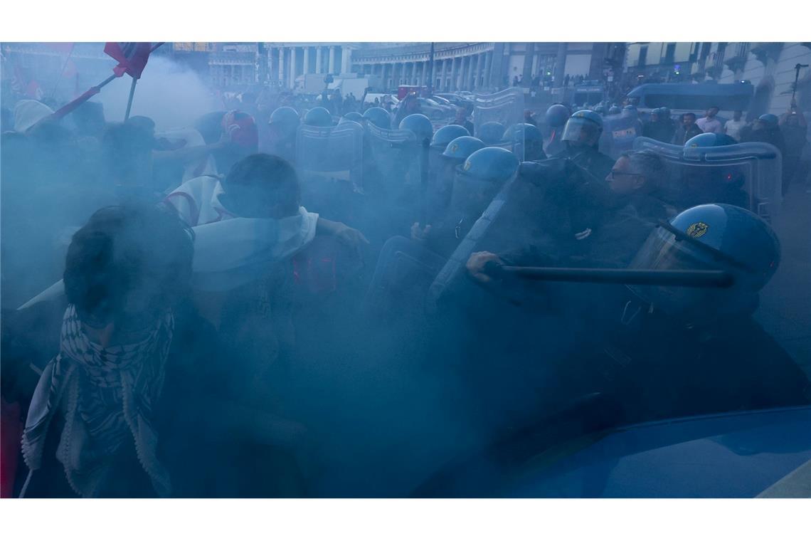 Bilder des Tages Hunderte von Demonstranten mit palästinensischen und Potere al Popolo-Fahnen protestieren vor dem Regierungspalast für den Frieden in Neapel. Dann kommt es zu Auseinandersetzungen mit der Polizei.