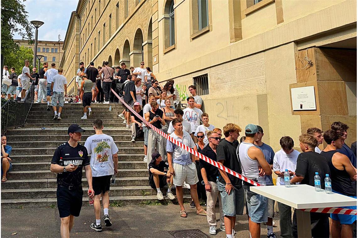Massiver Andrang bei Sonderverkauf Hunderte warten auf Einlass zum Sonderverkauf von Ola Kala.