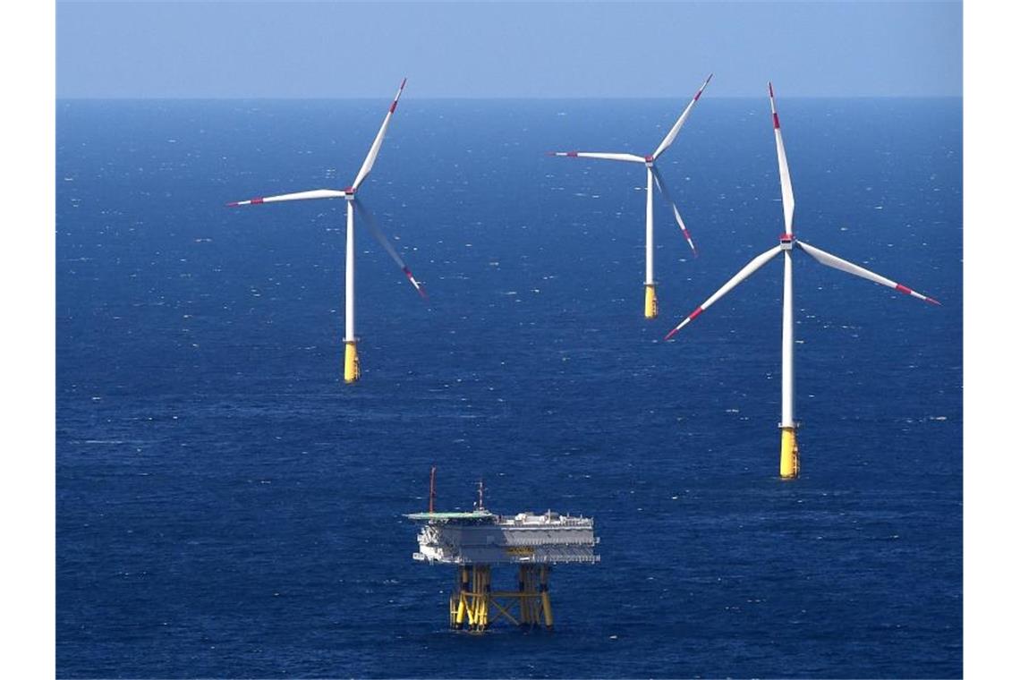 Hunderte Windturbinen sollen grünen Strom für Dänemarks Prestigeprojekt in der Nordsee liefern. (Symbolbild). Foto: picture alliance / dpa