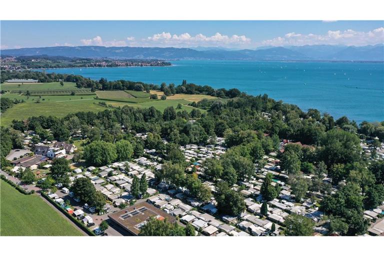 Hunderte Zelte und Campingwagen stehen im Camping Park in Gohren am Bodensee.