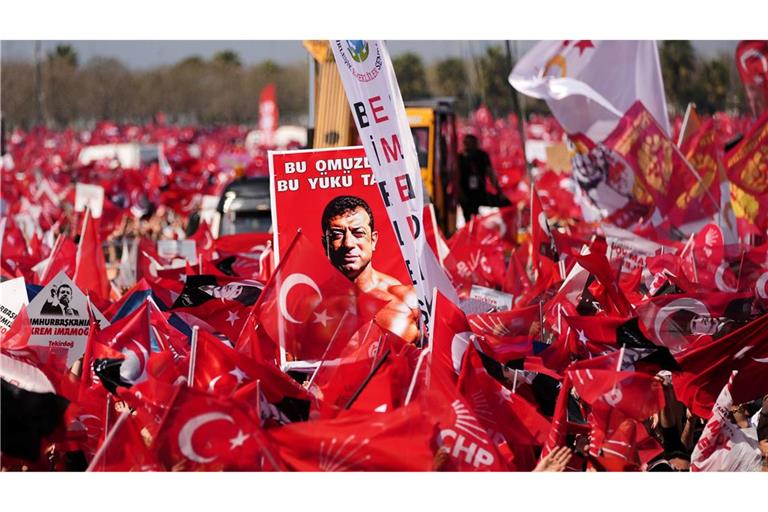 Hunderttausende auf den Straßen: Proteste gegen die türkische Justiz und Regierung.