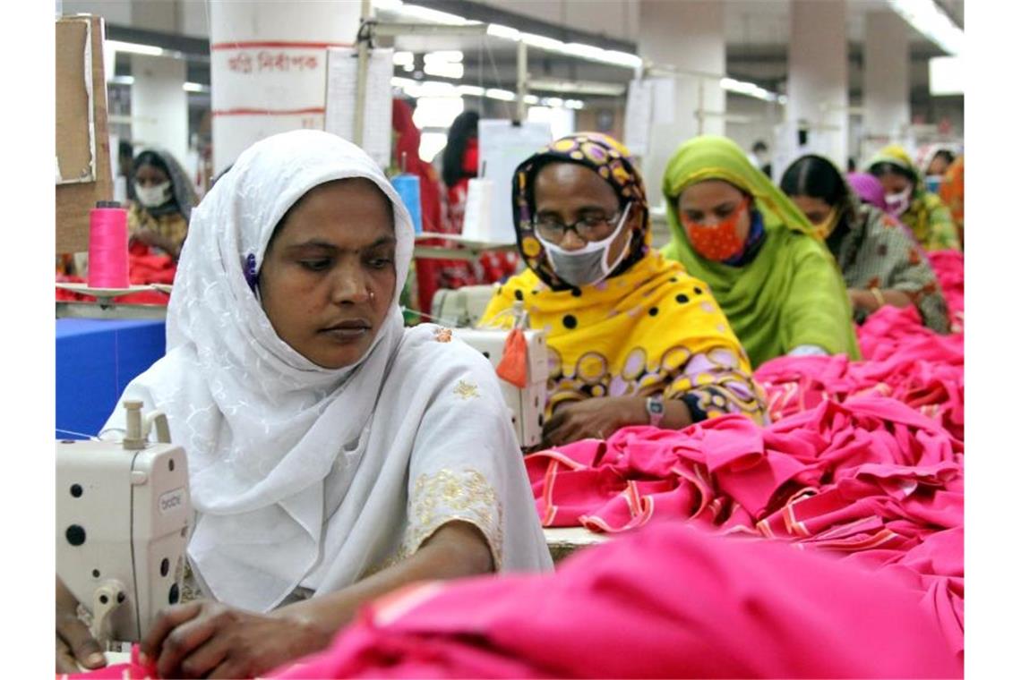 Modeketten streichen Aufträge in Asien Hunderttausende Fabrikarbeiter in Asien sind nach Angaben von Human Rights Watch existenziell bedroht. Foto: Doreen Fiedler/picture alliance/dpa
