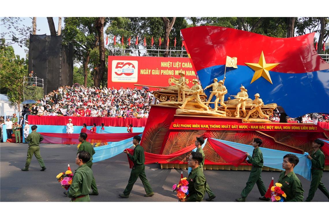 Vietnam feiert 50 Jahre Kriegsende - riesige Militärparade Hunderttausende feierten in Ho-Chi-Minh-Stadt.