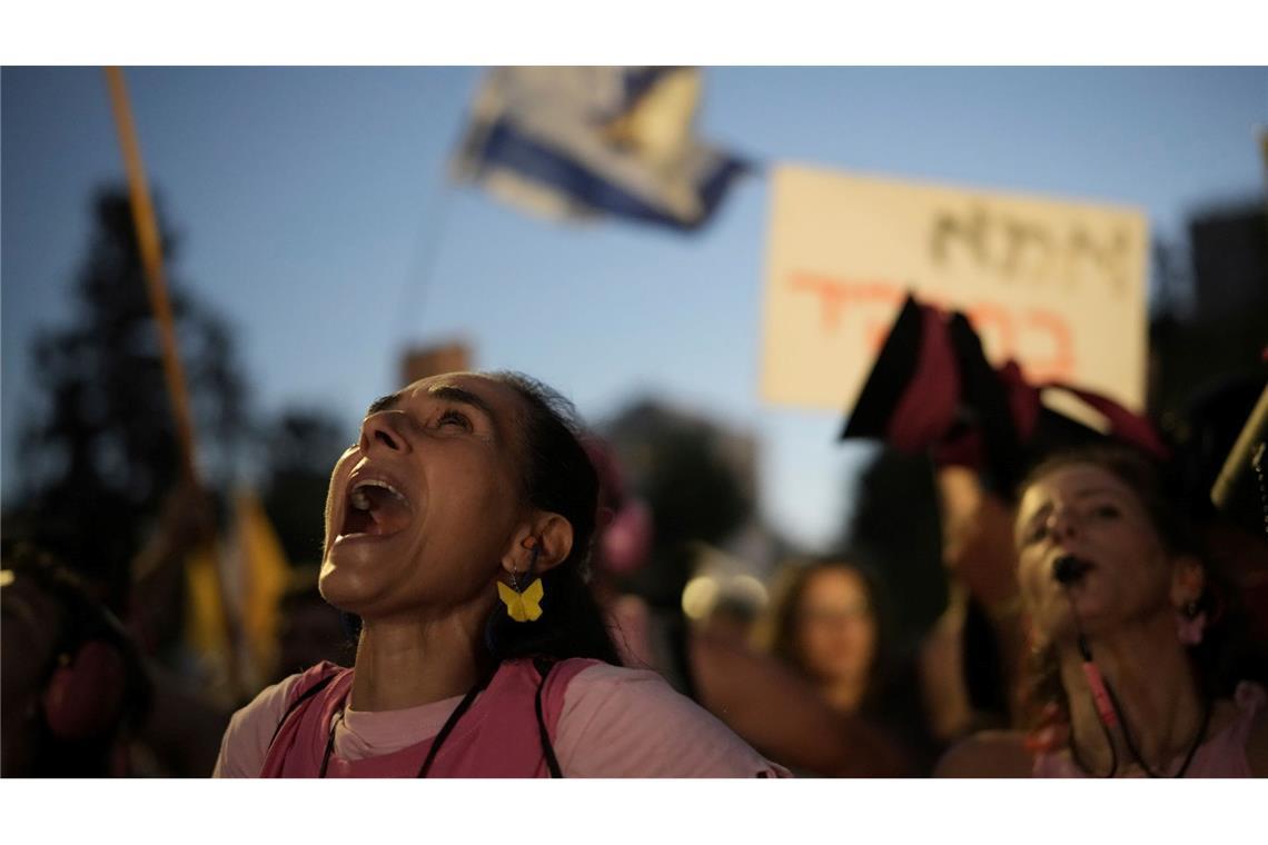 Hamas schürt Angst vor Verschwinden der Geiseln für immer Hunderttausende Israelis haben sich seit Kriegsbeginn vor bald zwei Jahren an Demonstrationen für einen Waffenstillstand im Gazastreifen und eine Vereinbarung zur Freilassung der Geiseln beteiligt. (Archivbild)