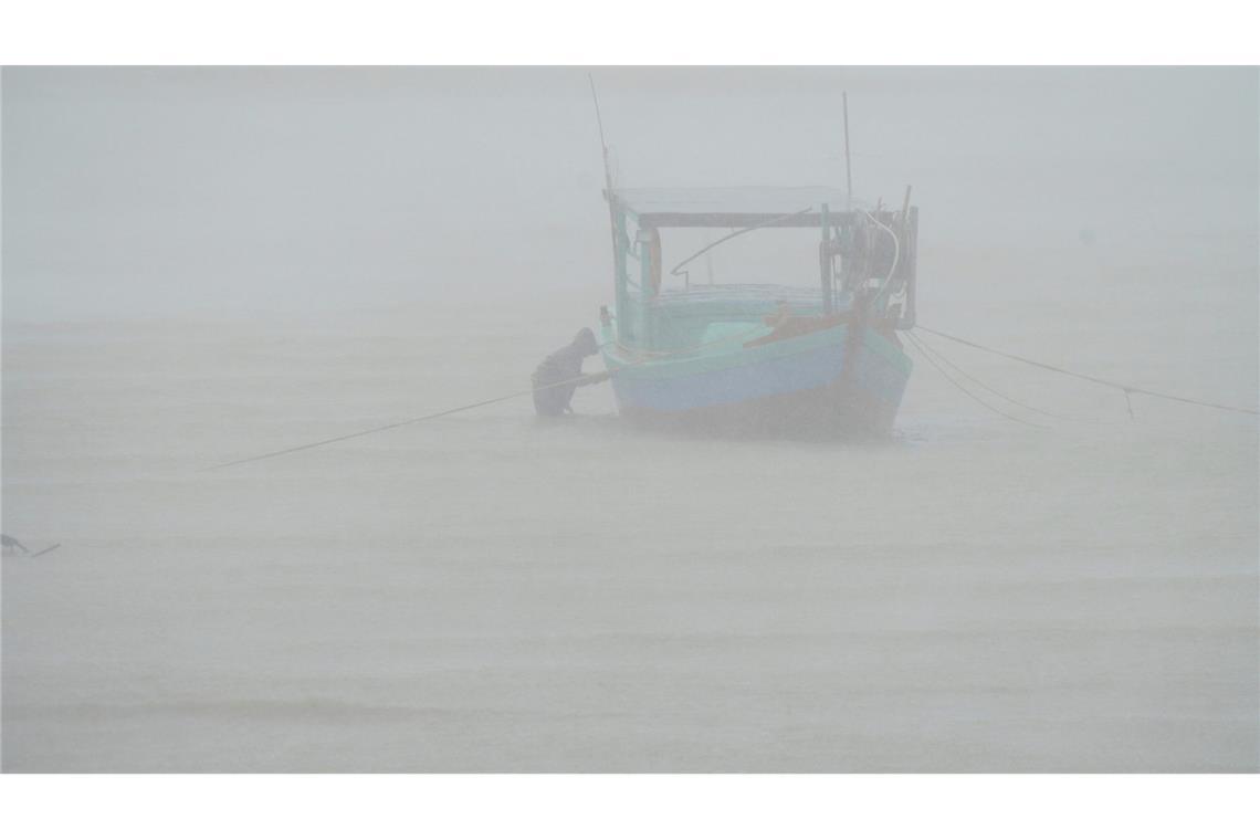 Taifun "Kajiki" wütet in Vietnam - Schäden auf Hainan Hunderttausende Menschen sollten sich im Vorfeld in Sicherheit bringen.