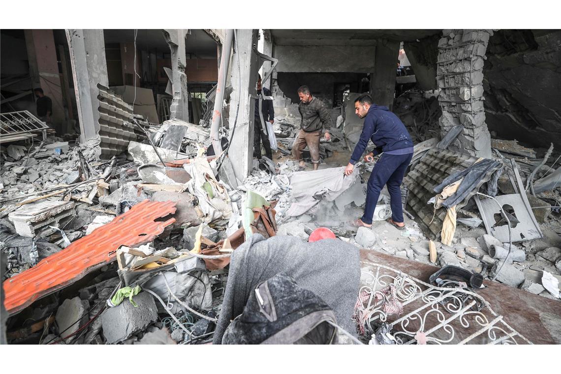 WHO: Angegriffene Klinik im Gazastreifen stark beschädigt Hunderttausende Palästinenser in Gaza werden nach UN-Angaben in immer kleinere Gebiete gedrängt. (Archivbild)