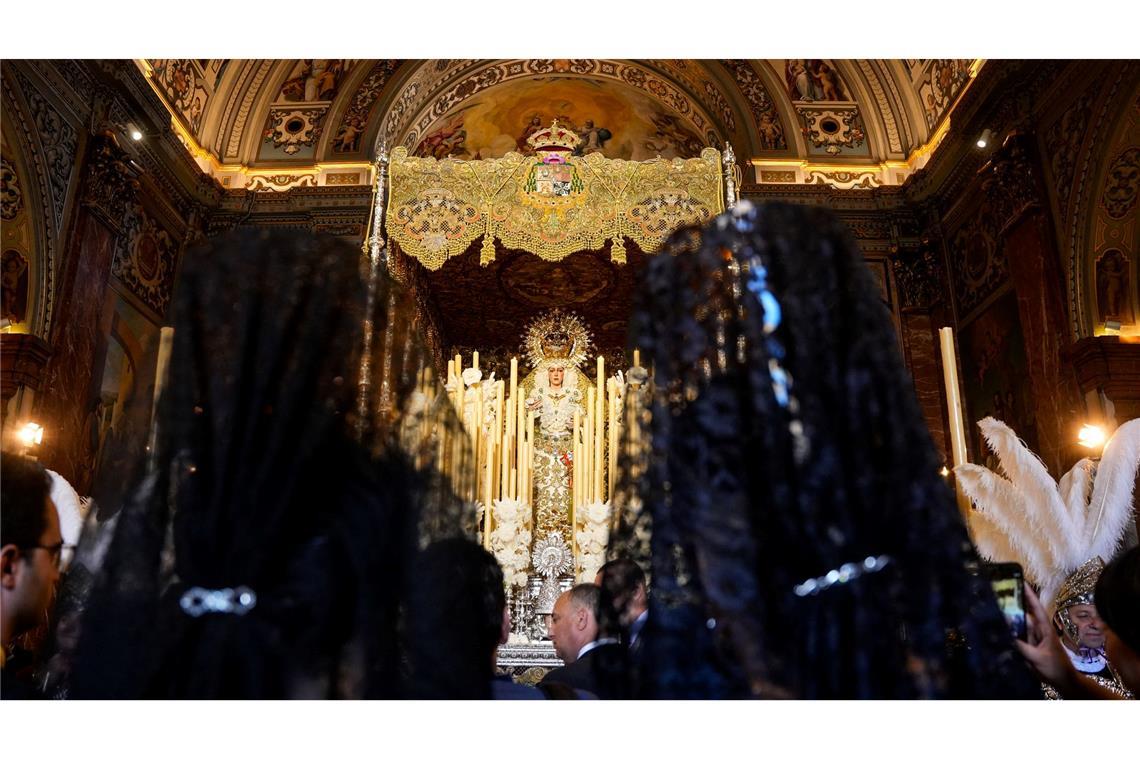 Hunderttausende säumen die bei den traditionsreichen Osterprozessionen in Spanien die Straßen, Millionen verfolgen die Umzüge am heimischen Fernseher.