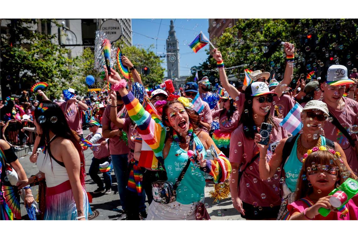 Hunderttausende sind als Pride-Teilnehmer und Zuschauer in San Francisco dabei.