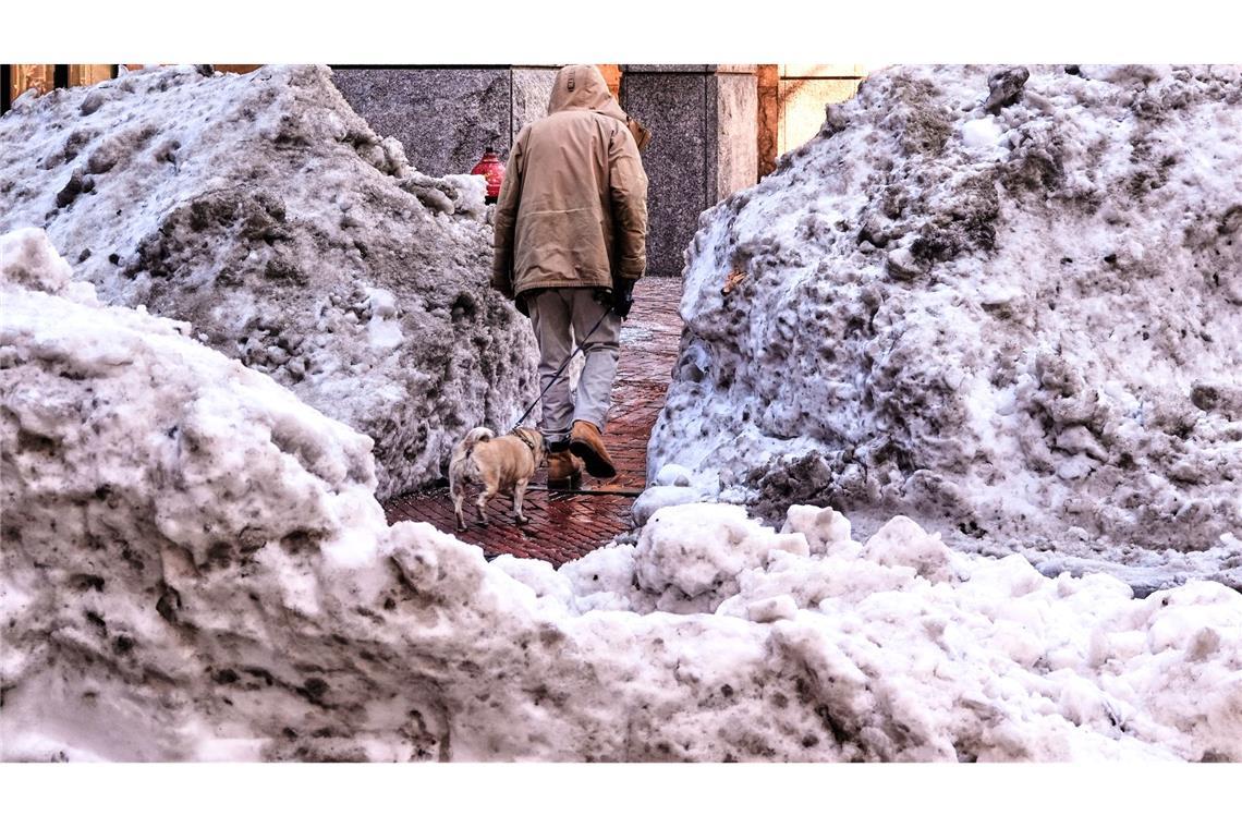Hundewetter: Schmutziger Schnees türmt sich in Boston auf.