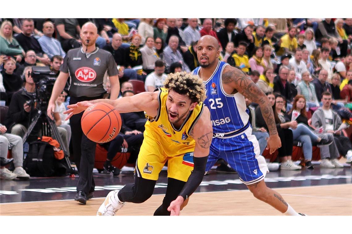 MHP Riesen Ludwigsburg bleiben die Defensiv-Monster der Liga Hunter Maldonado tankt sich durch.