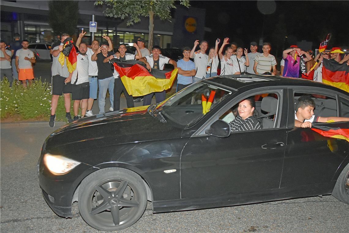 Hupen, singen, grölen, schreien, jubeln.  Bei den Fans gibt es kein Halten mehr.