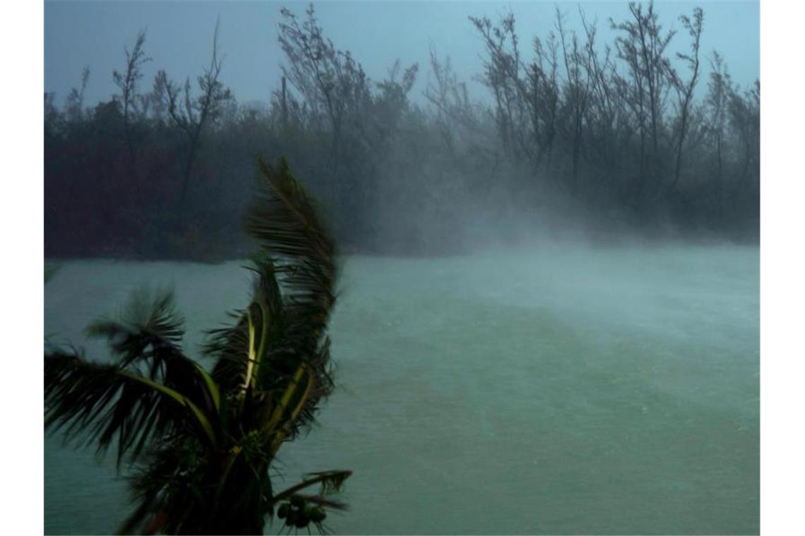 Hurrikan „Dorian“ peitscht über einen Kanal in Freeport auf den Bahamas. Foto: Ramon Espinosa/AP