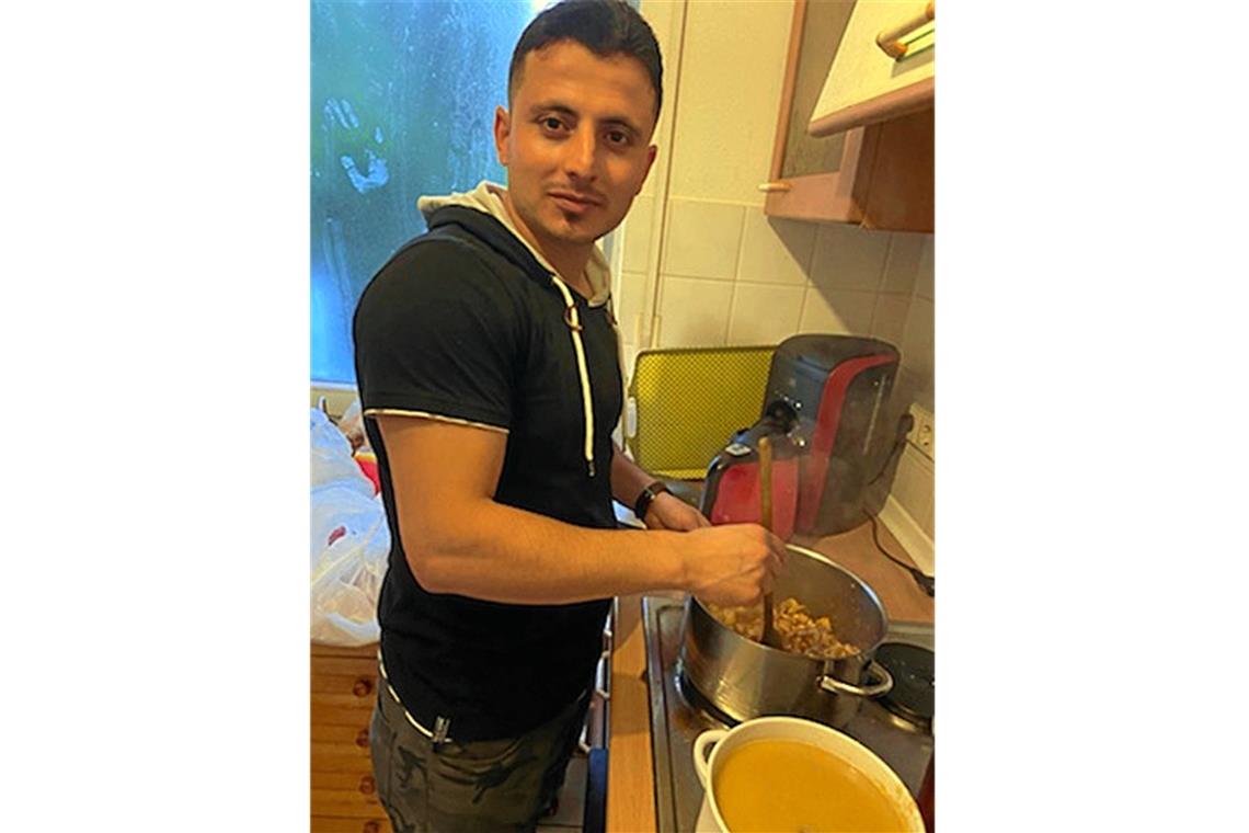 Anders als sonst und doch dasselbe Husain Al Bakri kocht, um zusammen mit seinen Brüdern das Ende des Ramadan zu feiern. Der Syrer, der seit 2014 in Deutschland lebt, vermisst seine Familie. Foto: privat