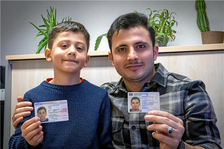 Hussein Al Bakri (rechts) und Najeb Kaysi sind laut Ausweis am 1. Januar geboren. Foto: Alexander Becher
