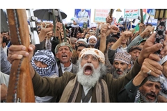 Huthi-Anhänger protestieren gegen den amerikanisch-israelischen Krieg im Iran.
