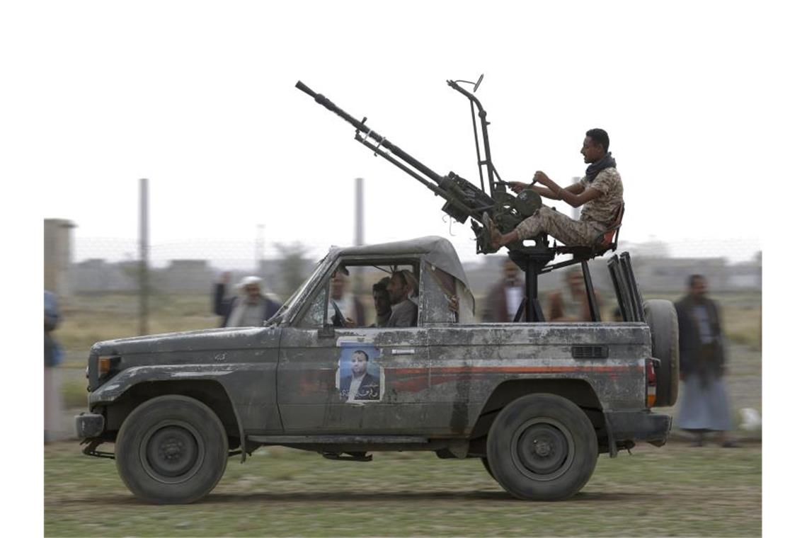 Huthi-Rebellen auf einem Pick-Up mit aufmontierter Waffe. Foto: Hani Mohammed/AP