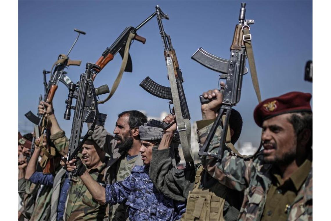 Huthi-Rebellen zeigen während einer Versammlung ihre Waffen. Foto: Hani Al-Ansi/dpa