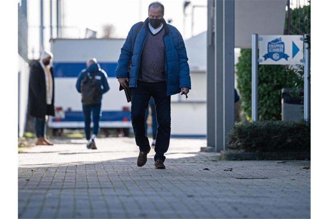 Stevens soll nach Baum-Trennung für Schalker Wende sorgen Huub Stevens auf dem Weg zur Geschäftsstelle des FC Schalke 04. Foto: Fabian Strauch/dpa