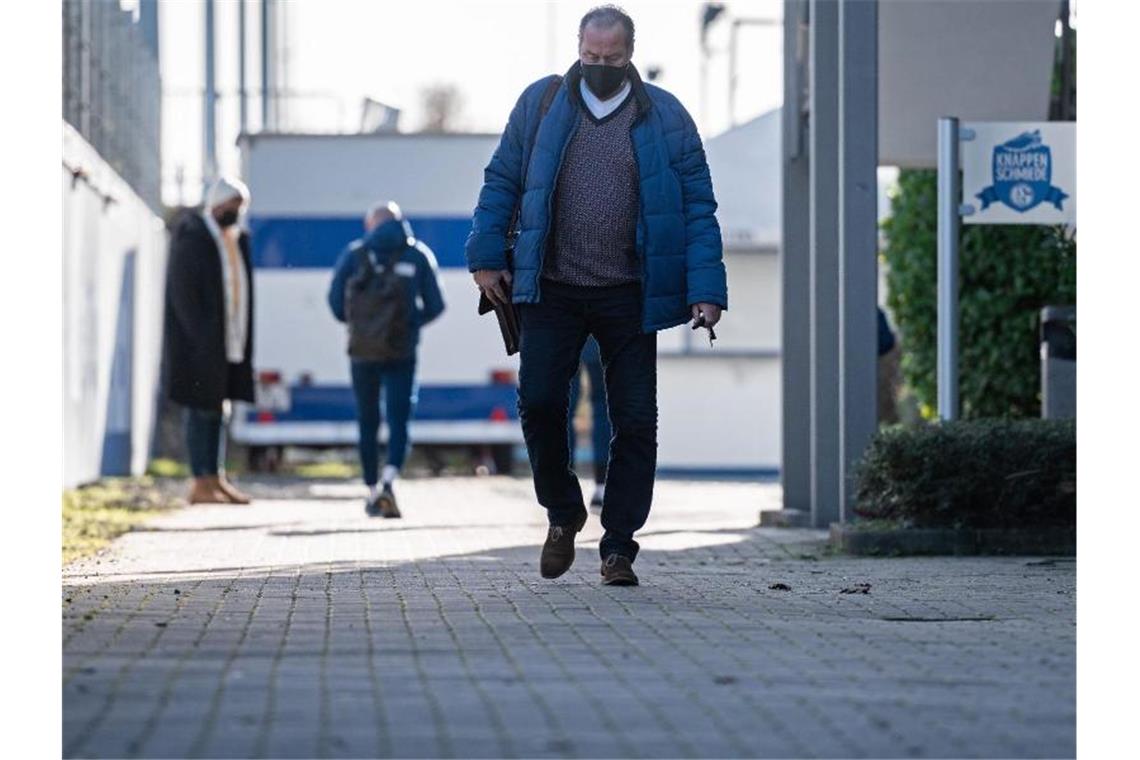 Huub Stevens läuft an der Geschäftsstelle von Schalke 04 vorbei. Foto: Fabian Strauch/dpa/Aktuell