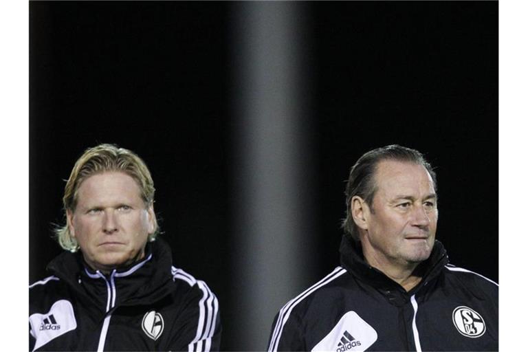 Huub Stevens (r) hat Zweifel an der Eignung von Markus Gisdol als Trainer beim FC Köln. Foto: Guillaume Horcajuelo/epa/dpa