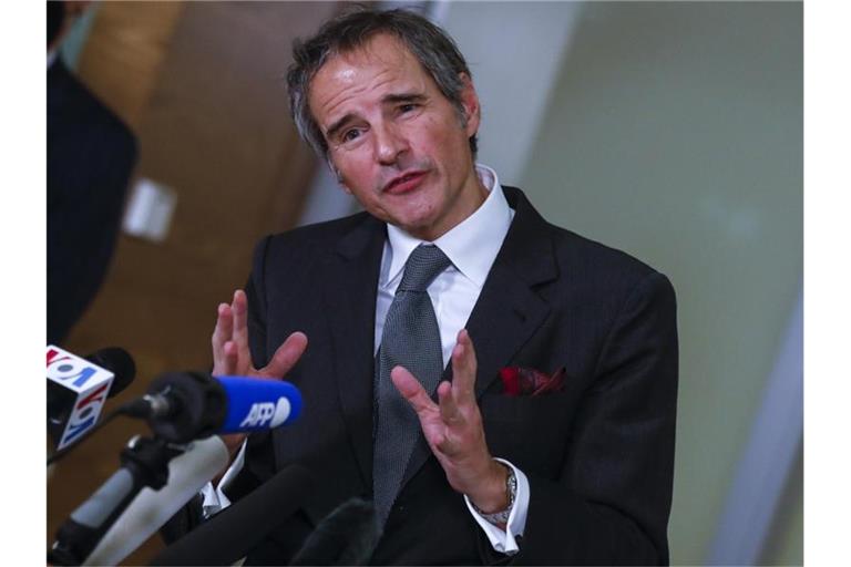 IAEA-Generaldirektor Rafael Grossi will mit Moskau und Kiew über die Sicherheitsgarantien für die vielen Atomkraftwerke und Nukleareinrichtungen in der Ukraine verhandeln. Foto: Lisa Leutner/AP/dpa