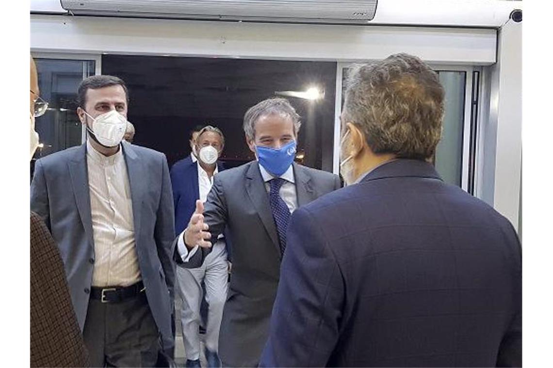 IAEA-Generaldirektor Rafael Mariano Grossi (2.v.r.) wird am Flughafen in Teheran begrüßt. Foto: Uncredited/Atomic Energy Organization of Iran/AP/dpa