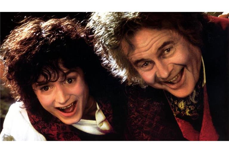 Ian Holm als Bilbo Baggins (re.) und Elijah Wood als Frodo in der Film-Trilogie „The Lord of the Rings". OF THE RINGS: THE FELLOWSHIP OF THE RING ELIJAH WOOD as Frodo, IAN HOLM as Bilbo Baggins