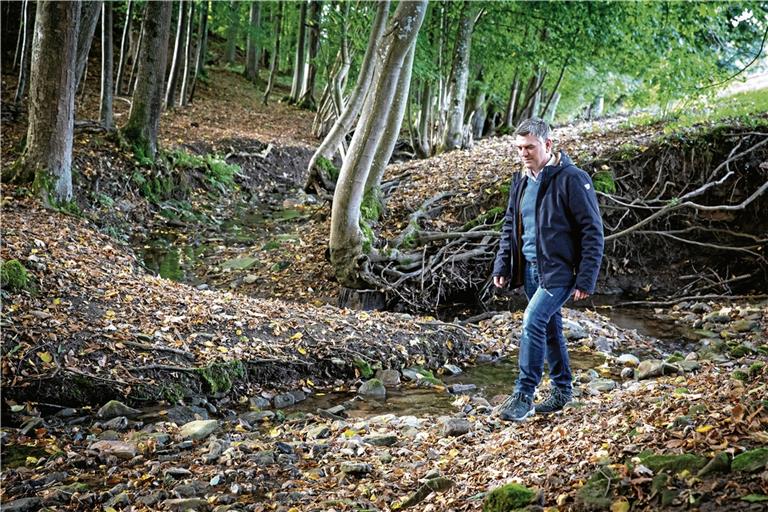 Ian Schölzel bei einem Spaziergang im Wald von Bruch. Bald muss sich die Gemeinde Weissach im Tal einen neuen Bürgermeister suchen. Archivfoto: A. Becher