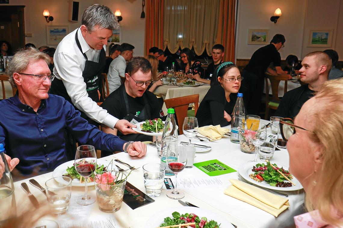 Ian Schölzel ist einer der sechs Politiker, die den Service bei dem inklusiven Event übernommen haben. Foto: A. Becher