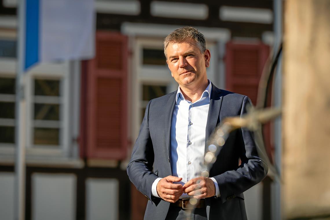 Ian Schölzel wird zum Landrat des Hohenlohekreises gewählt