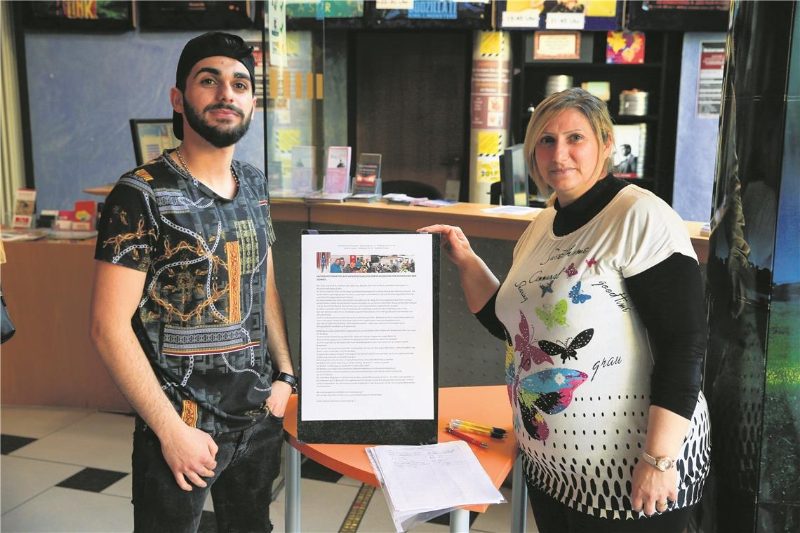 Ibrahim Joubaili darf in Deutschland bleiben, seine Mutter Abir hingegen soll in den Libanon abgeschoben werden. Um das zu verhindern, haben zwei Weissacherinnen im Backnanger Kino Universum Unterschriften gesammelt. Foto: A. Becher