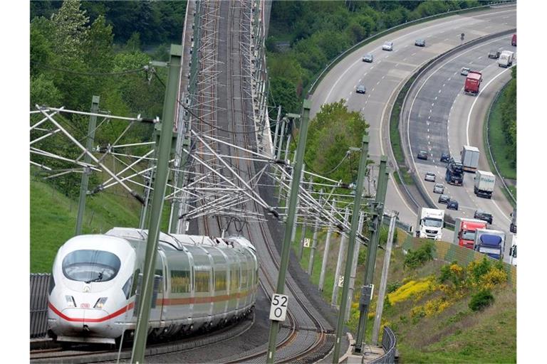 ICE auf der Hochgeschwindigkeitsstrecke zwischen Köln und Frankfurt: Der neue Fahrplan sieht einen dichteren Fernverkehr auf wichtigen ICE-Linien vor. Foto: Bernd von Jutrczenka/dpa