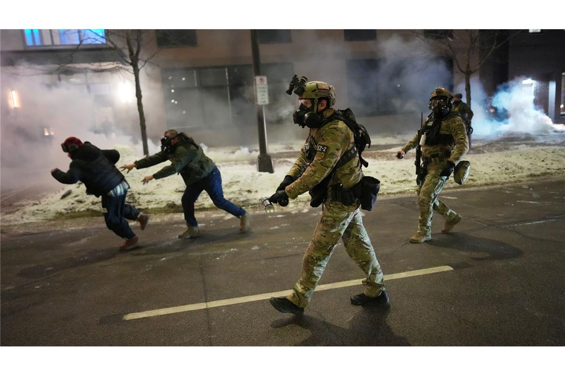 ICE-Beamte setzen auch Tränengas ein.