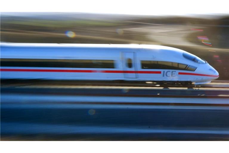 ICE-Züge zwischen Nürnberg und Erfurt werden in beiden Fahrtrichtungen umgeleitet und verspäten sich dadurch um etwa 90 Minuten, wie es hieß. (Foto: Illustration)