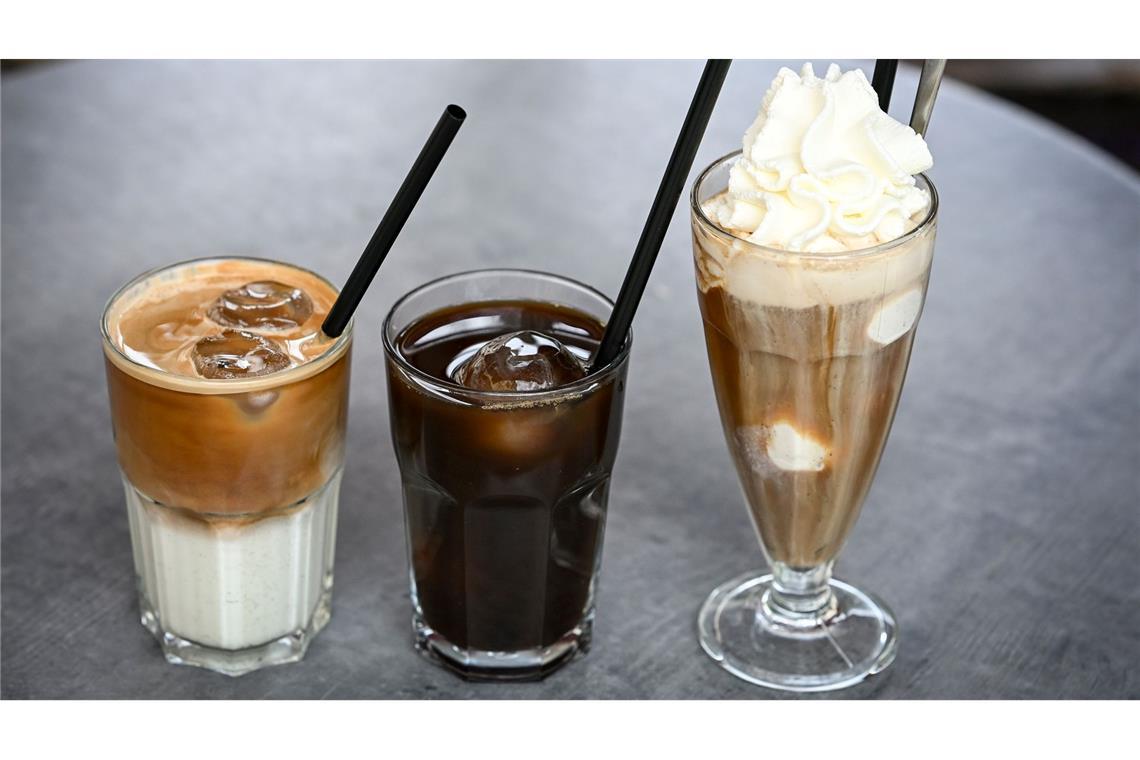 Iced Latte und Co: Stirbt Omas Eiskaffee aus? Iced Latte (also geeister Milchkaffee) und Iced Coffee sind puristischer als der sahnige Wiener Eiskaffee, der früher der Inbegriff von Eiskaffee in Deutschland war.